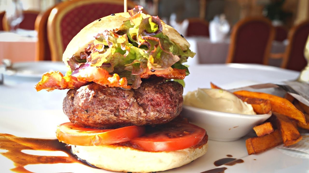 Saftiger Rindfleischburger mit knusprigen Süßkartoffel Pommes