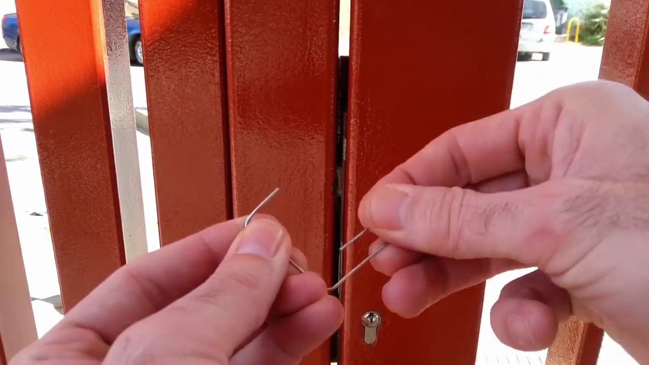 Cómo abrir una puerta sin llave con un clip / How to open a door without a  key with a clip - YouTube