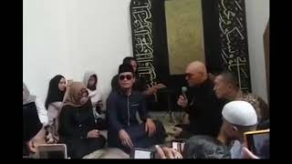 Detik detik Deddy corbuzer masuk Islam dan melafalkan kalimat Syahadat dipandu Gus Miftah