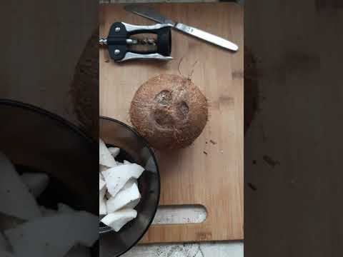 Wideo: Jak Otworzyć Kokosa W Dwie Minuty