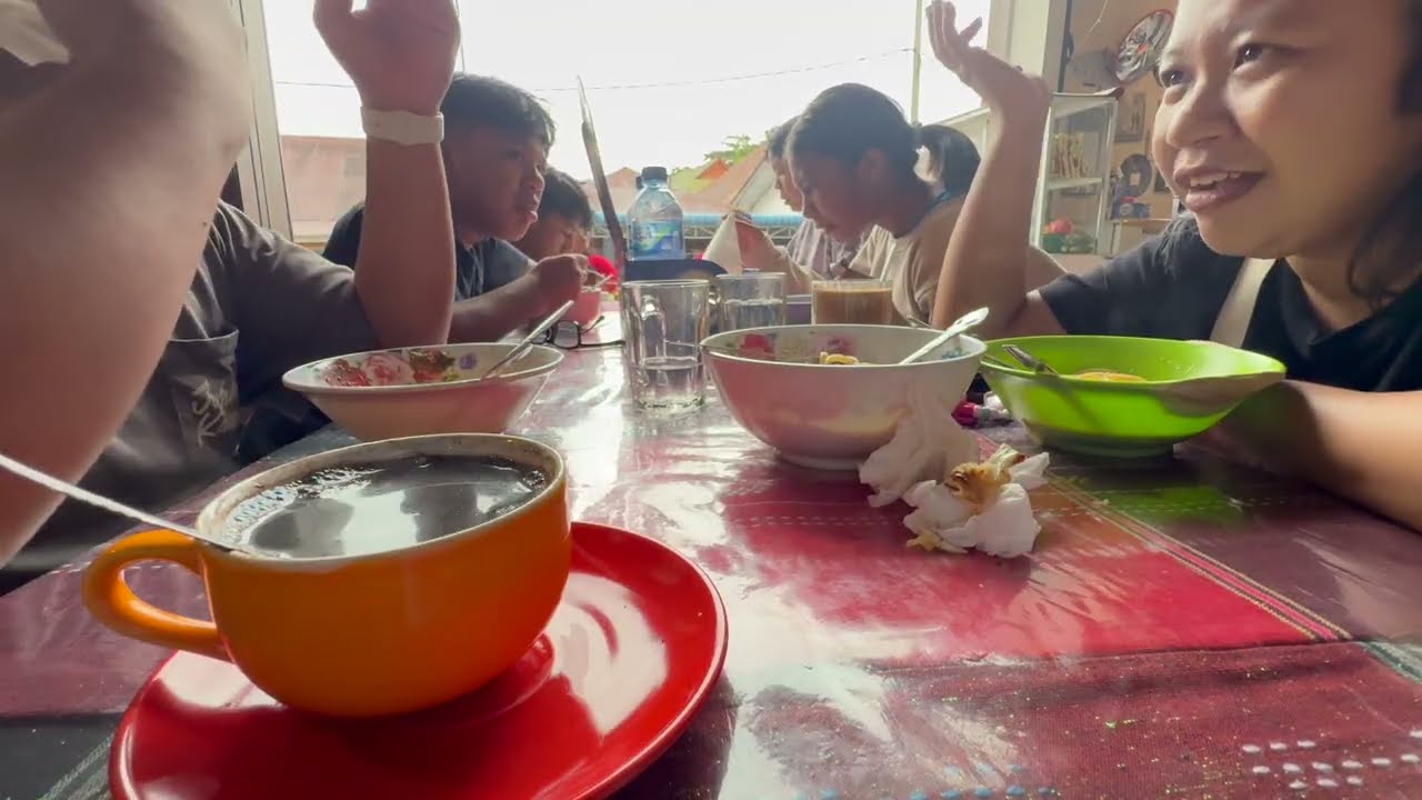 Jalan pagi dan semangkok mie gomak - Danau Toba edition