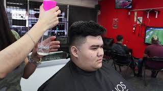 Download Lagu Mujeres Cortando El Pelo A Hombre Con Tijera MP3 Mujeres Cortando El Pelo A Hombre Con Tijera