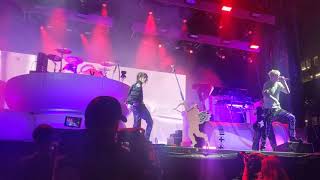 Machine Gun Kelly, Iann Dior, Travis Barker - Sick and Tired (live)