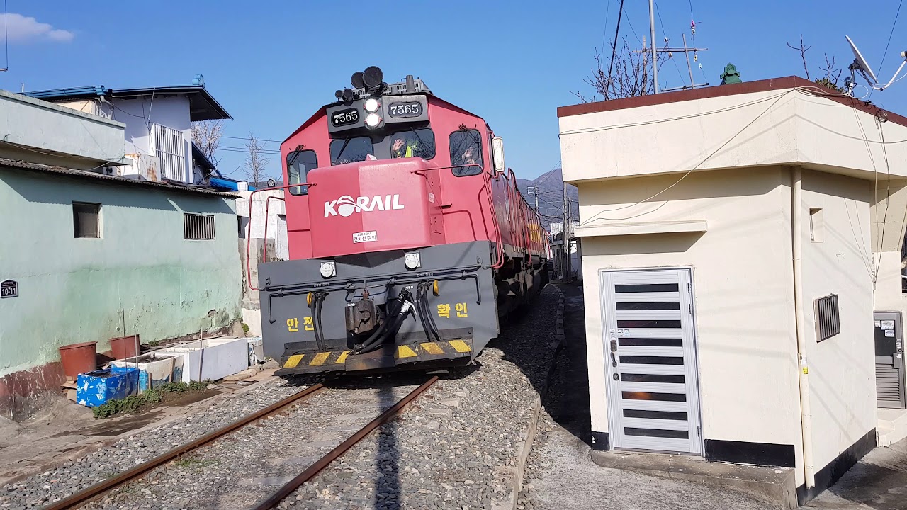 골목사이를 통과하는 사비선 화물열차 공차회송+DEL 7565호+DEL 7318호 견인