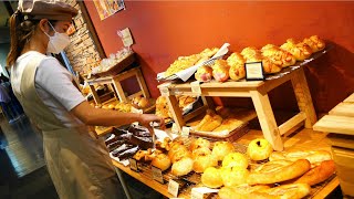 Baking begins at 3 am! A popular bakery where the aroma of wonderful bread fills the air