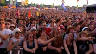 Kaiser Chiefs - Angry Mob - Glastonbury 2011 feat Steve The Monkey.mpg