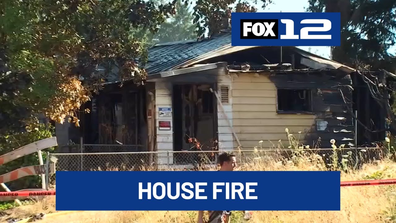 Fire burns 1 house, spreads to 2nd in SE Portland - YouTube
