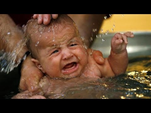 Βίντεο: Έχει πνιγεί ποτέ κανείς όταν βαφτίστηκε;