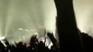 Paramore - Misery Business - Live in Bremen (14.09.2013) - Fan on stage