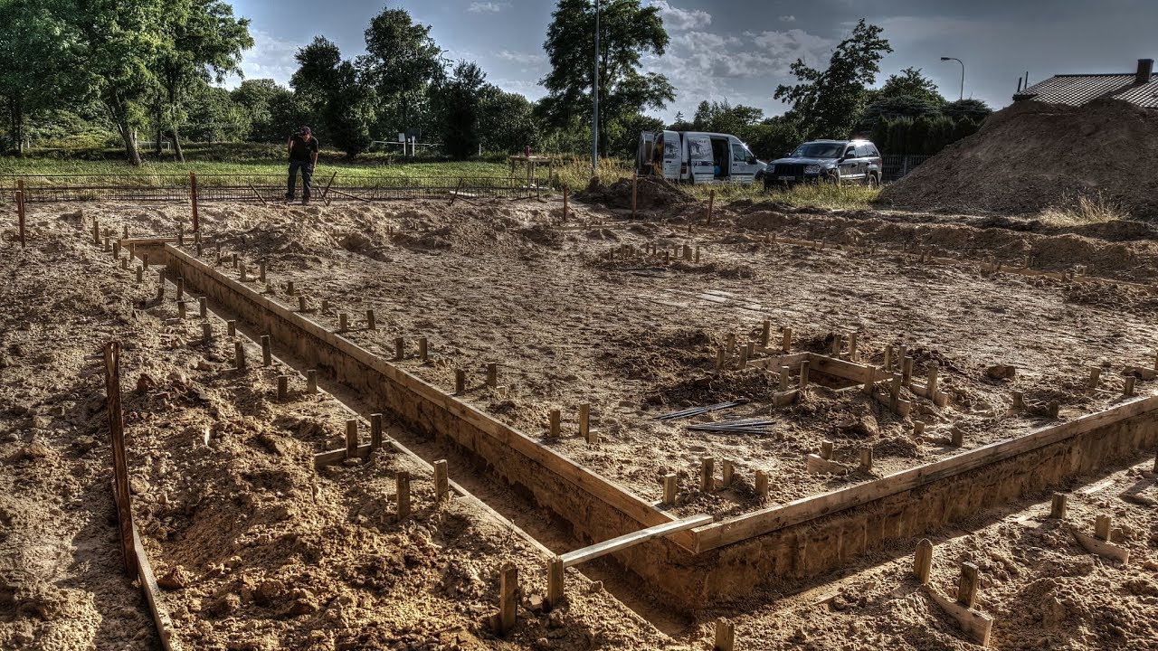 Dzień 2 budowa domu dzień po dniu. Szalunki, zbrojenie Szalowanie ławy fundamentowej Budowa domu za 150 tys