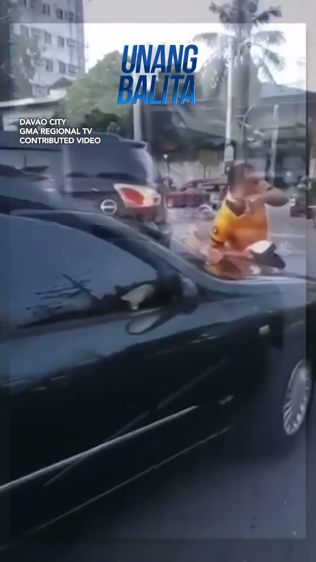 Traffic enforcer, muntik masagasaan ng sinita niyang driver #shorts | Unang Balita