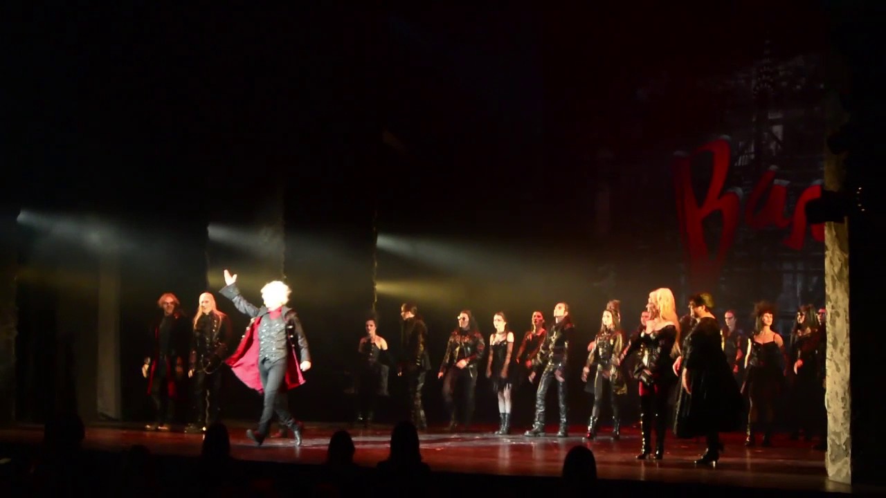 2017.04.19 Московский Дом молодежи. Мюзикл Бал вампиров. Поклоны - YouTube