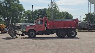 26117 1997 International 4900 dump truck
