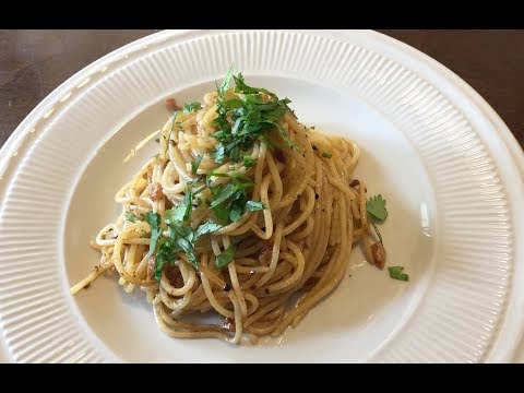 Spaghetti na May Bawang, Oil, Sili at Anchovies | Aglio, Olio e Peperoncino Recipe