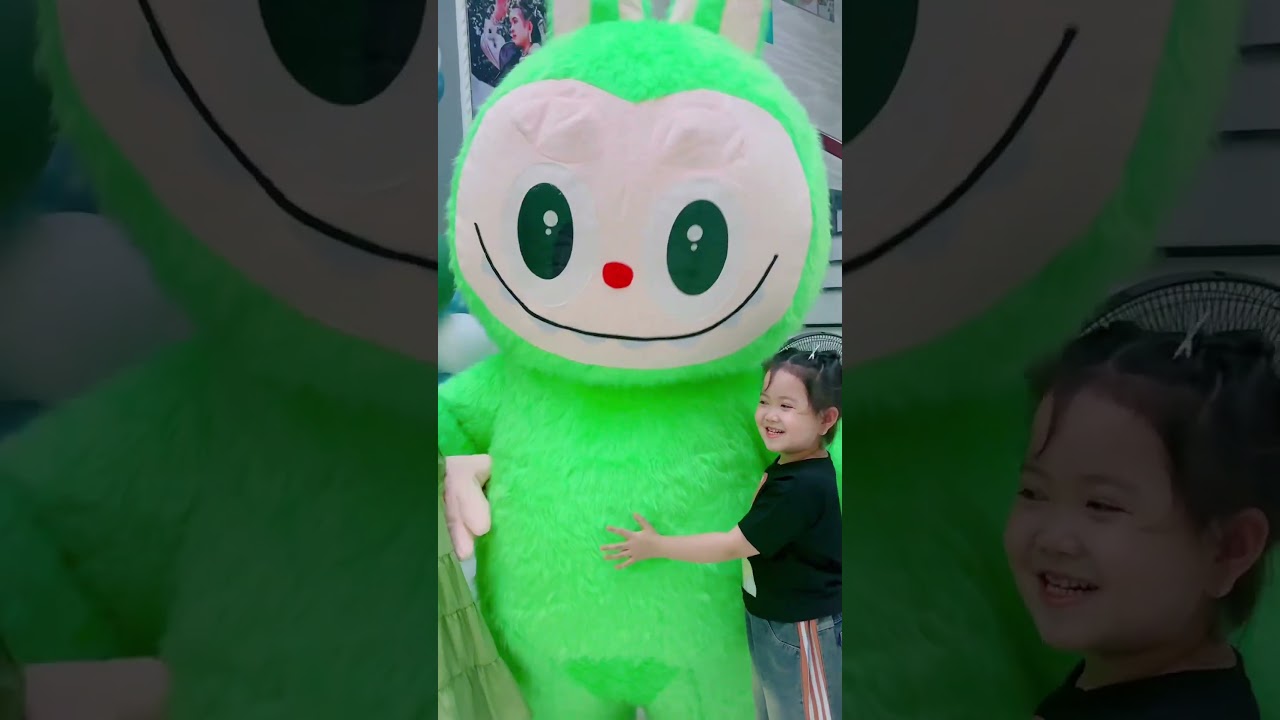 Labubu went to a close friend's birthday party. 