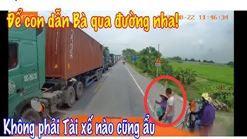 Tài xế Container dừng xe dẫn cụ bà qua đường khiến ai cũng khen ngợi