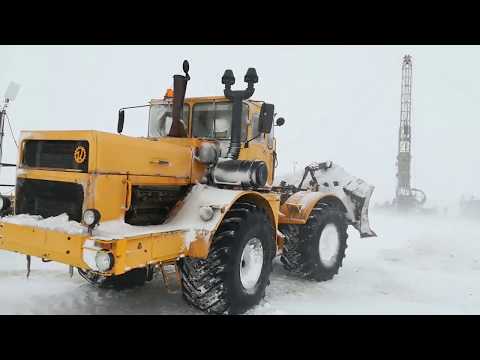 Трактор Кировец. Сильная метель. Пробиваюсь к  бригаде КРС.