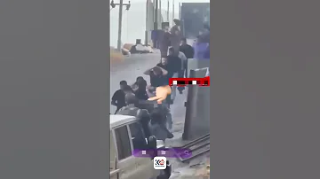 لەکاتی گواستنەوەیان لە لالەزار کەسێک زللەیەک لە دەستگیرکراوێک دەدات 