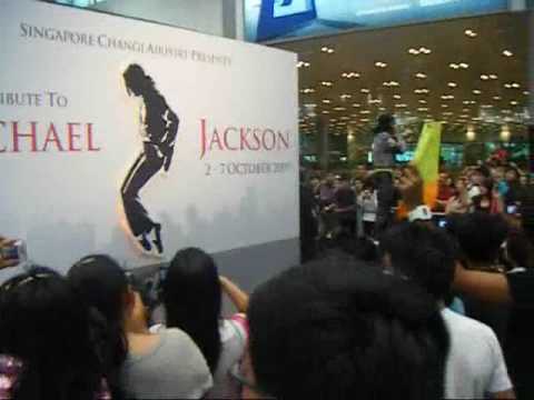 Vid 1- A Tribute To Michael Jackson At Singapore Changi Airport By Impersonator Edward Moss