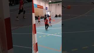 Діти в Норвегії грають в гандбол