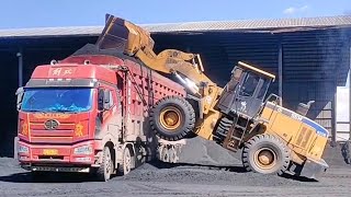 Top dangerous moments【E2】 of heavy machinery,  fails and win operation compilation of 2022