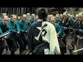 L'esercito di nemici stupidi non sa che questo samurai ha la maledizione dell'immortalità