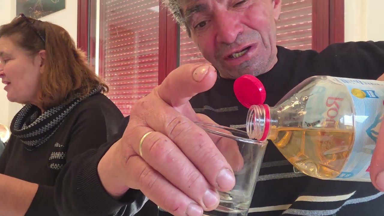 Τραπέζι με τον υδραυλικό Καπελοδημητρη κ παιδιά πάντα περνάμε καλά Απού  δεν κερνάς σε ξένο σπίτι...