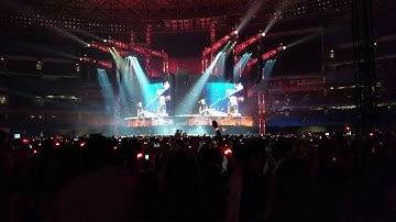 Taylor Swift and Brian Adams live in Toronto