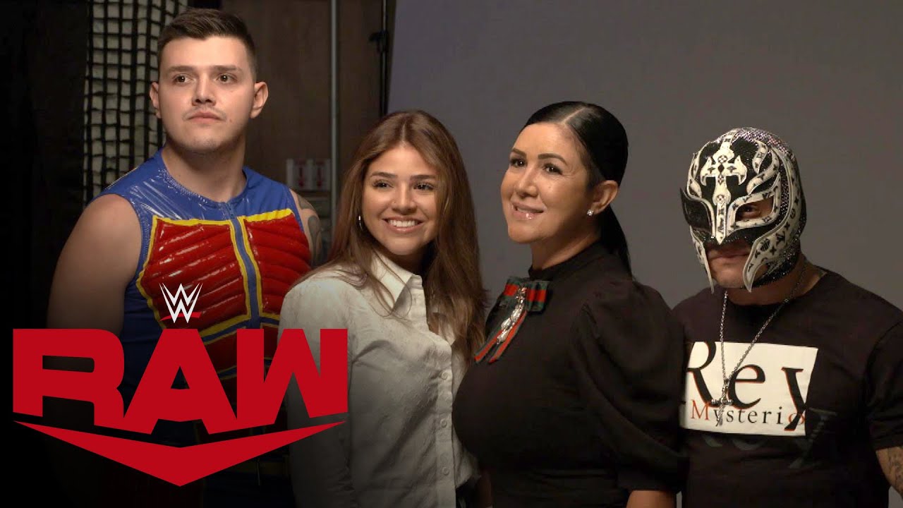 The Mysterio Family Pose For Photos Wwe Network Exclusive September 7 Youtube