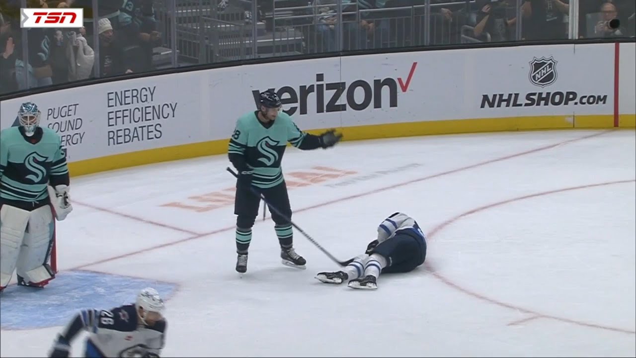 Carson Soucy Punches Pierre-Luc Dubois, Funny Camera Zoom In On Soucy When Jets Score