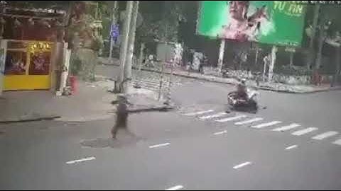 Cảnh sát hình sự TP.HCM phóng xe truy đuổi 2 tên cướp gay cấn như phim bom tấn