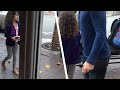 Un papá filma a su hija fuera del restaurante mientras la niña le ilumina el día a un desconocido