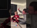 Xavi le enseña a su hijo a cantar el himno del Barça #xavi #fcbarcelona #barca