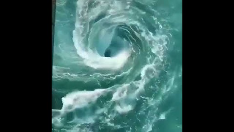 ‏تصوير قريب لدوامة البحر المخيفة 😯👍
