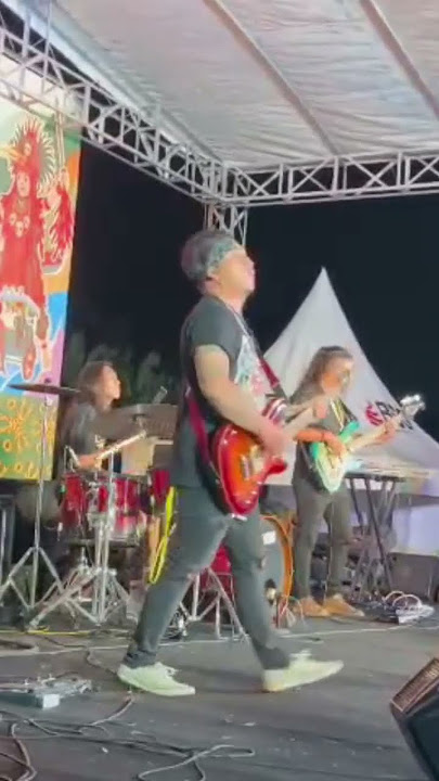 stoikof the ROWELL cover lagu Jamrud,,ningrat,,di festival budaya kota langowan