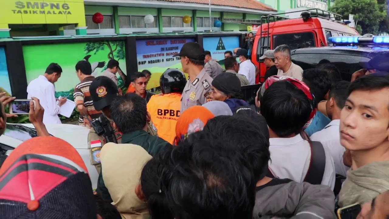 DITEMUKAN MAYAT DI  DEPAN  GORONG GORONG SEKOLAH  SMPN NEGERI 