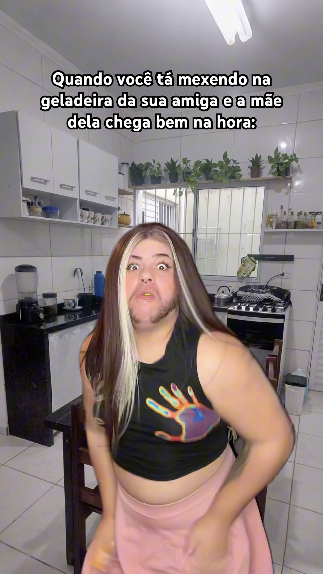 QUANDO VOCÊ TÁ MEXENDO NA GELADEIRA DA SUA AMIGA E A MÃE DELA CHEGA BEM NA HORA