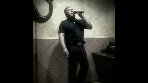 Rodolfo Valenciano cantando "El Rey"