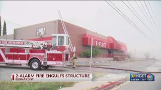 2-alarm fire breaks out at Bernard Thrift store Resimi