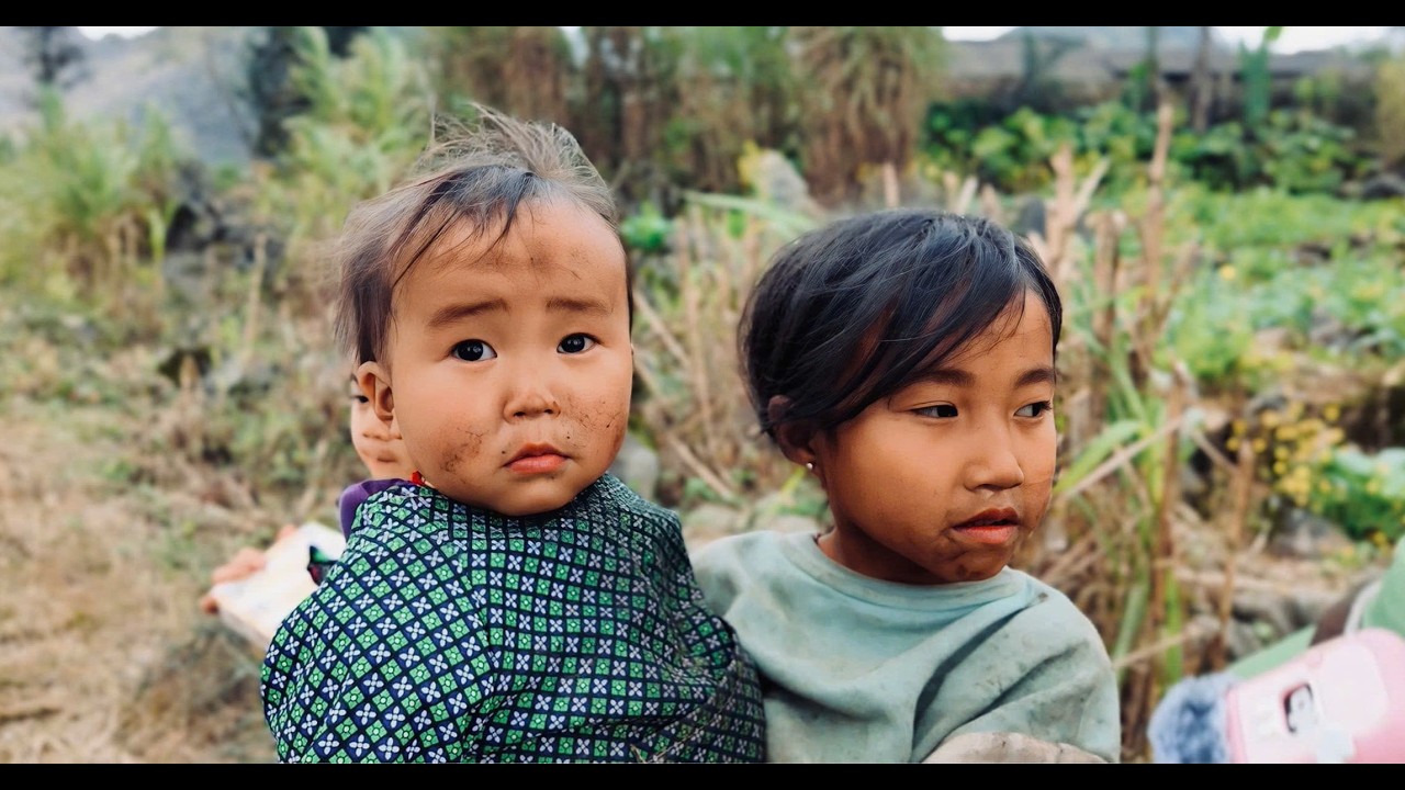 Nhìn Ba Em Bé Lấm Lem Giữa Trời Rét Buốt Không Cầm Được Nước Mắt