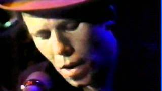 Miniatura de vídeo de "Tom Waits -Tom Traubert's Blues (Montreal Jazz Festival 1981)"