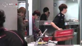 110926 Kyuhyun at the airport