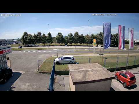 Auto izletio u Podravskoj ulici