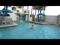 アフリカのプールでスイミング Swimming in an African pool