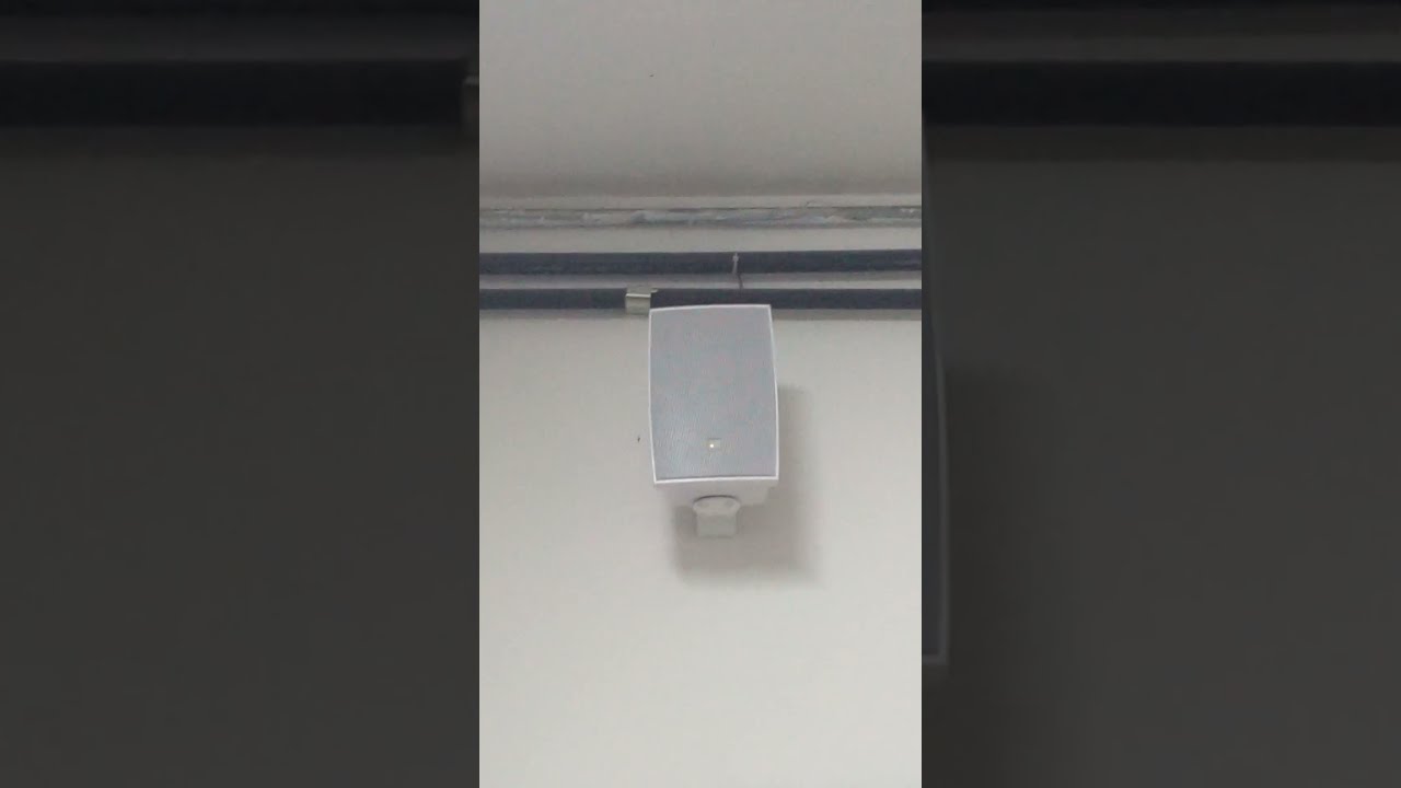 Caixa de Som Ambiente do JBL C521B Branco e Ventilador de Parede do Ventisol 60cm 3 Pás Preto