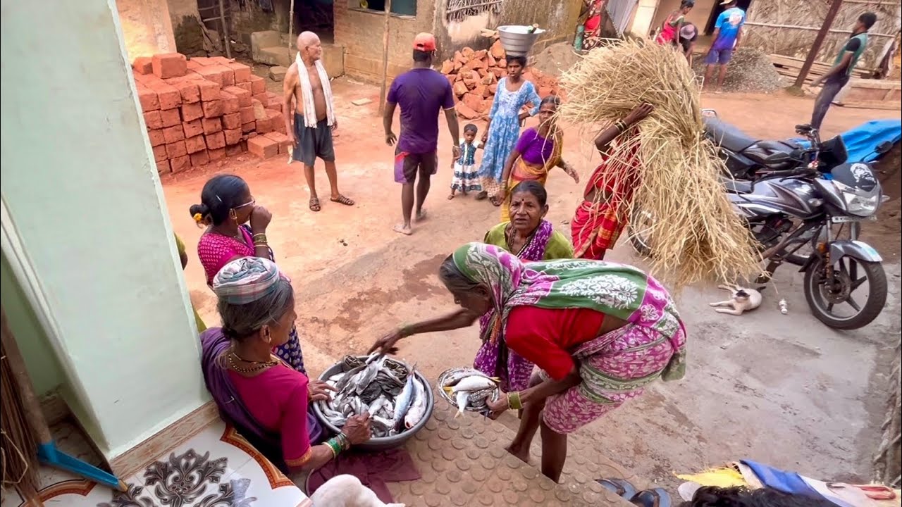 आई सोबत शिंगटी, काटेरी आणि मुशी मच्छी घेऊन विकायला गेलो । शेतावरून भार घेऊन येत आहेत । कोकणातील गाव