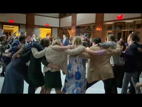 texas-longhorn-bride-wedding-prank-on-the-texas-a&m-aggie-groom