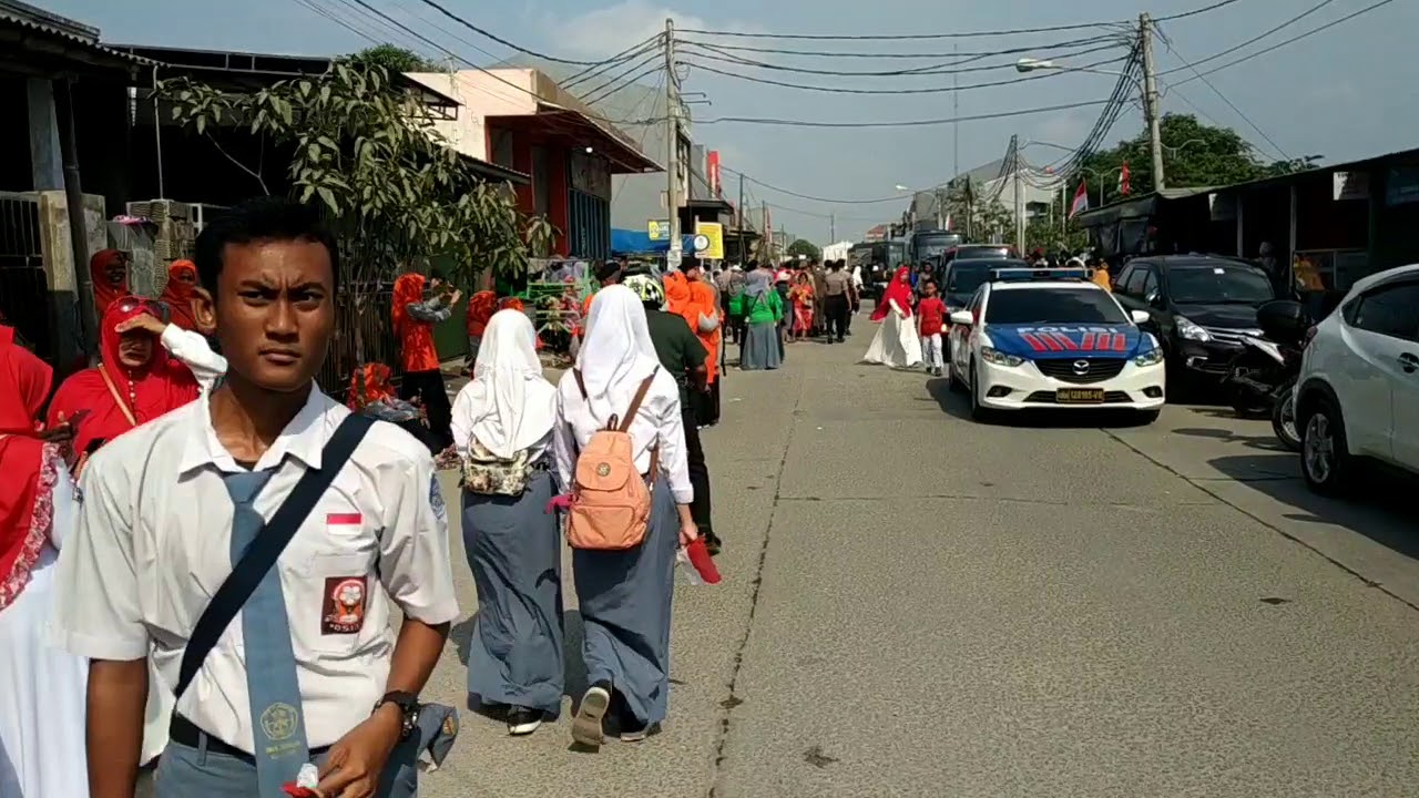  Iriana Bagi-bagi Sepeda dan Laptop di Bekasi