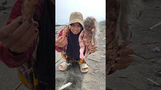 boneka misterius tiba-tiba ada di pasir 😱 #barangbekas #mainan #vlog #shorts #pantai
