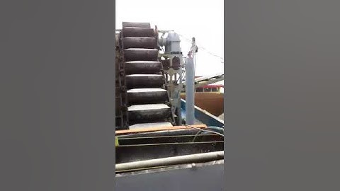 Hệ thống sàng rửa và phân loại mô đun cát ngay trên sông tại mỏ khai thác